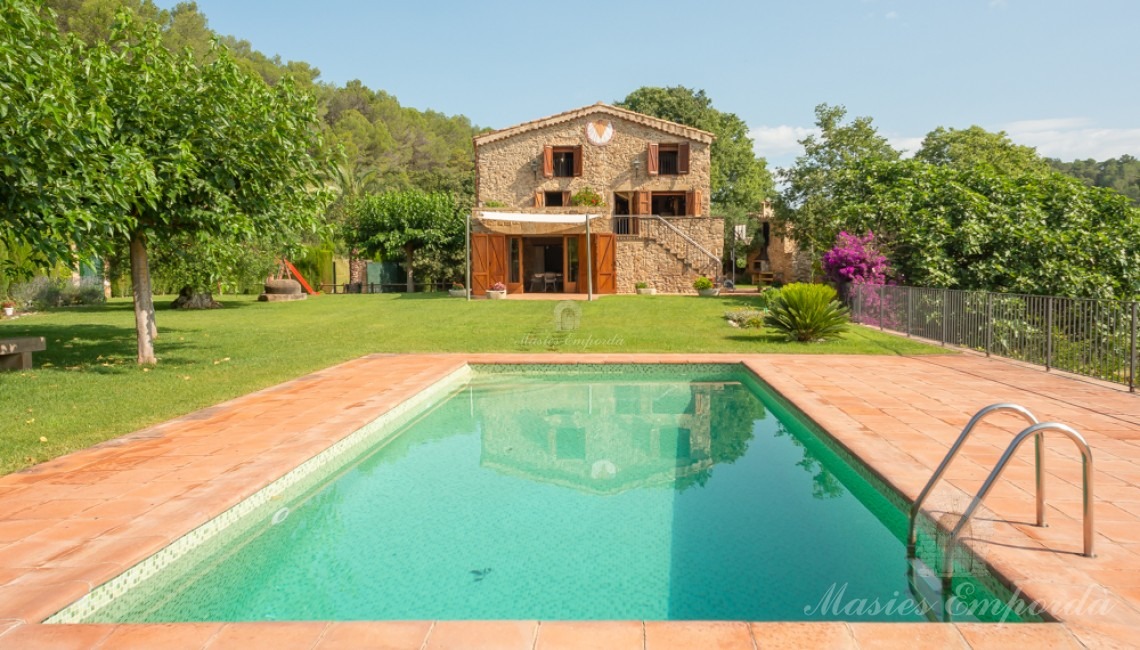 Views of the façade and the swimming pool 