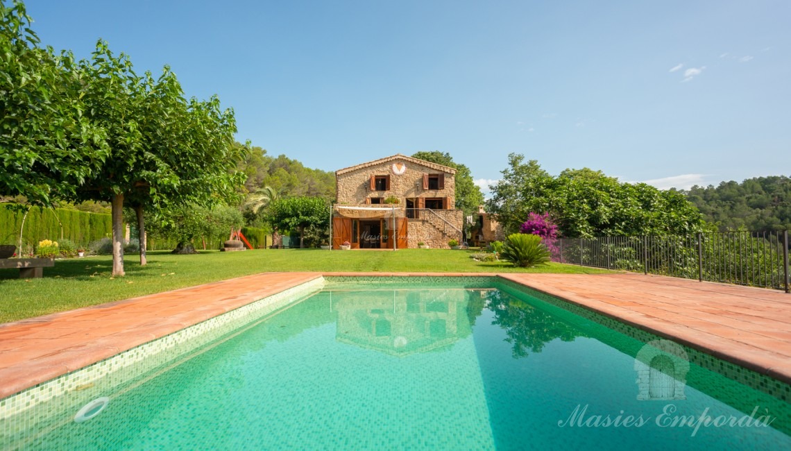 Views of the façade and the swimming pool 