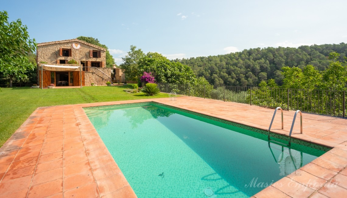 Views of the façade and the swimming pool 