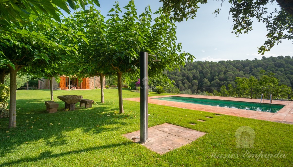 Views of the façade and the swimming pool 