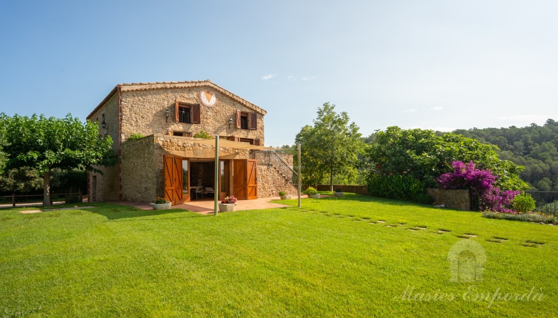 Views of the façade and garden 