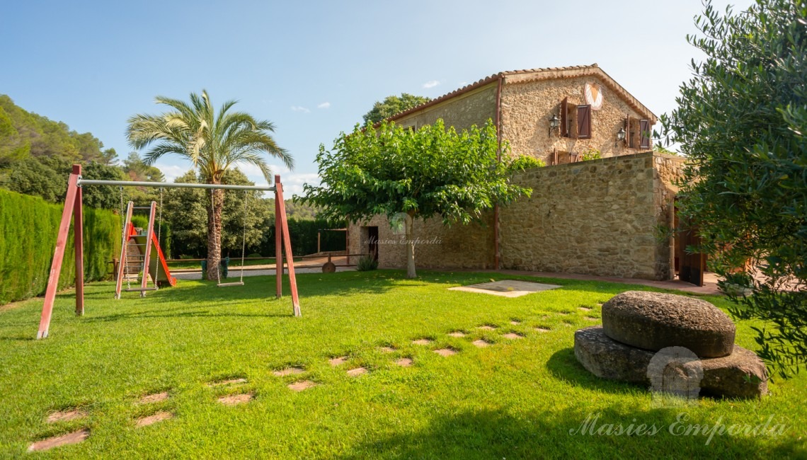 Views of the façade and garden 