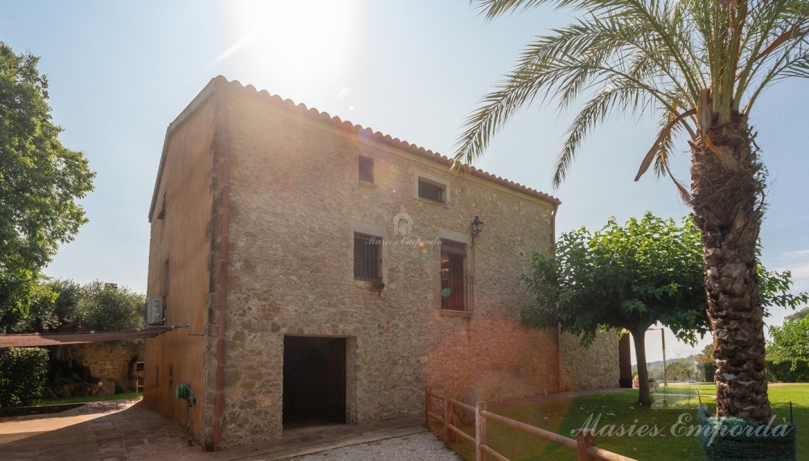 Views of the façade and garden 