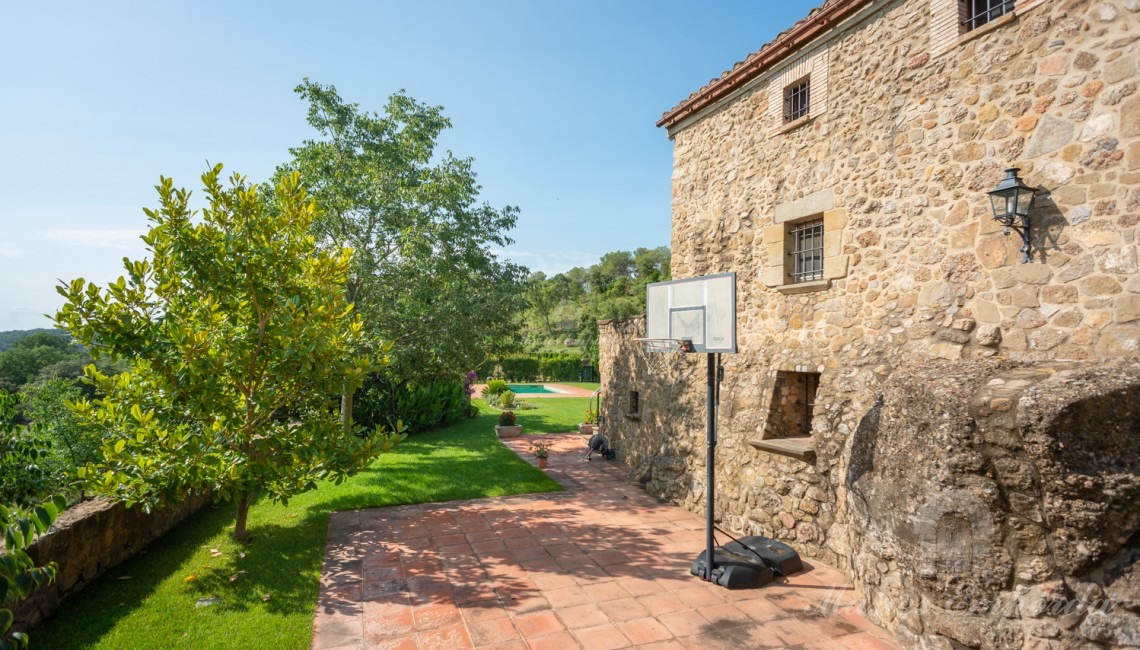 Views of the façade and garden 