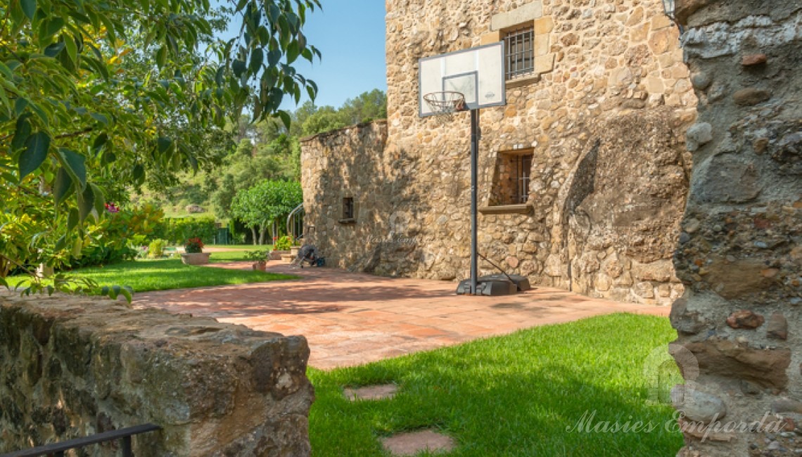 Views of the façade and garden 