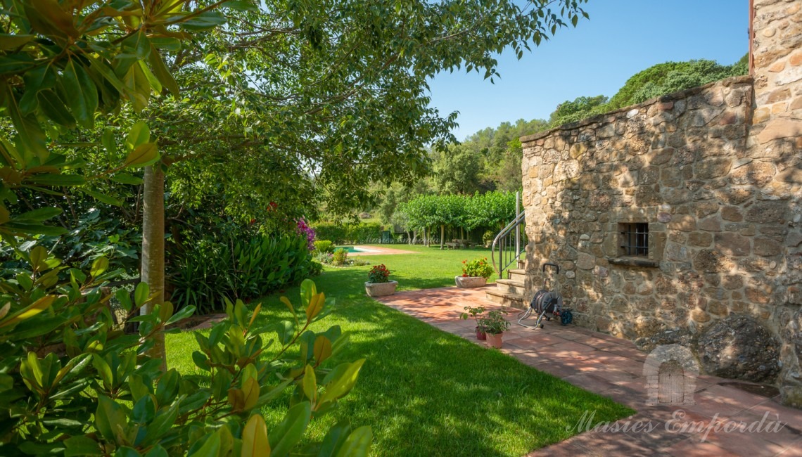 Views of the façade and garden 