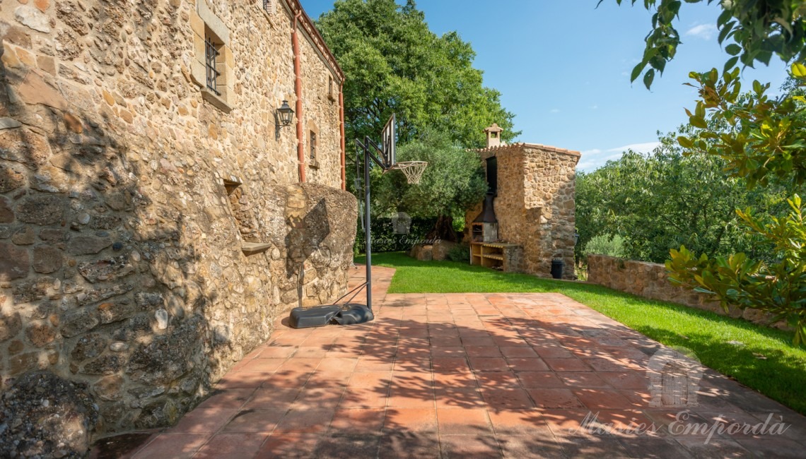 Views of the façade and garden 