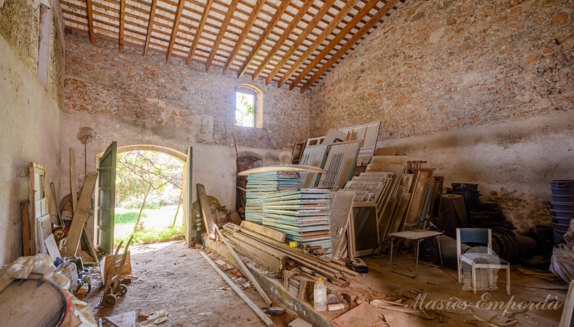 Double height storeroom 