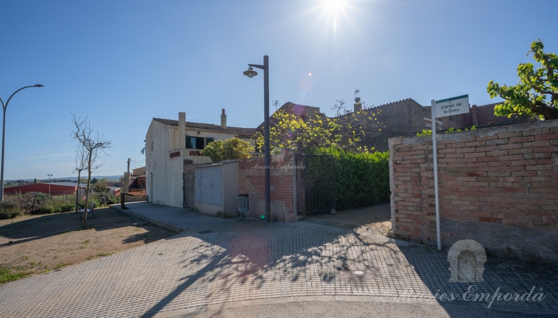 Entrance to the property from the plot