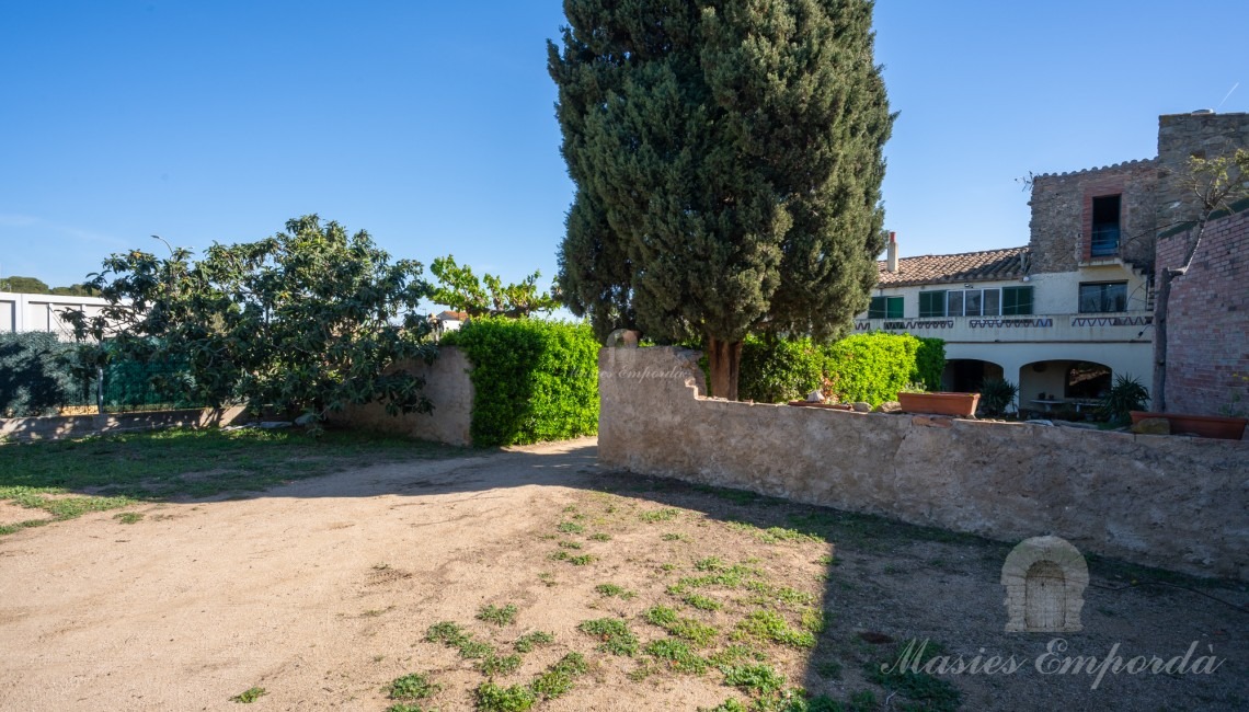 Entrance to the property from the plot