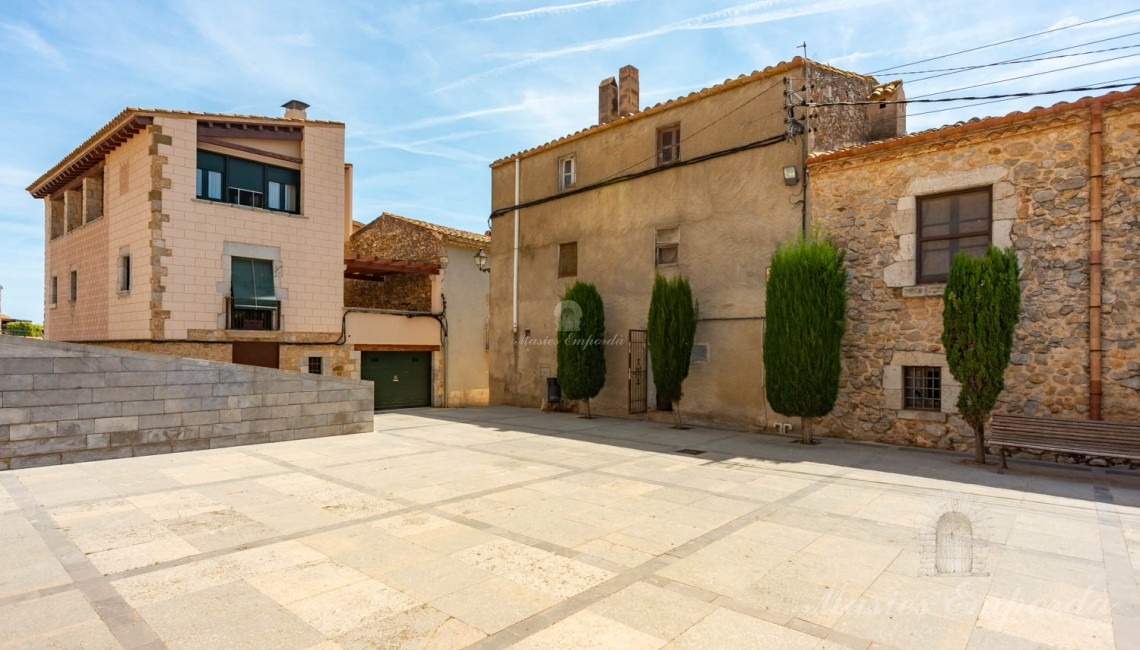 Views of the façade of the house 