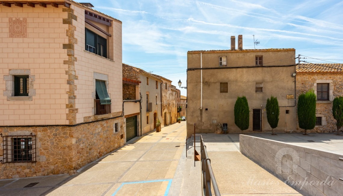 Views of the façade of the house 