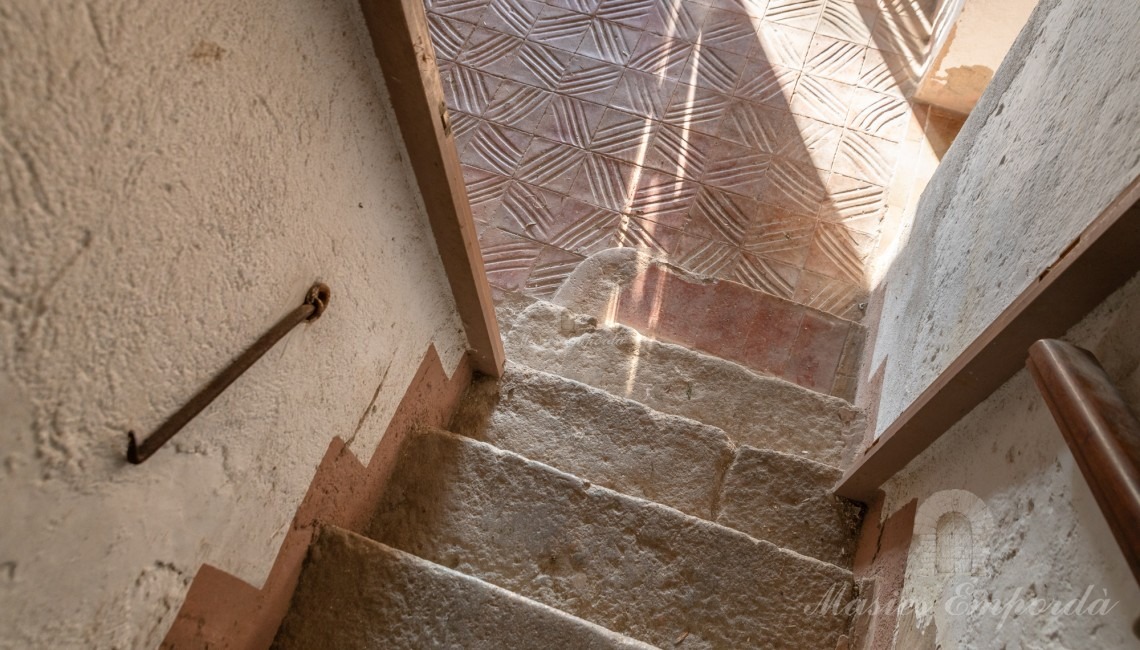 Escalera de acceso a primera planta 