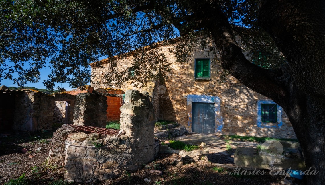 View of the façade of the farmhouse 