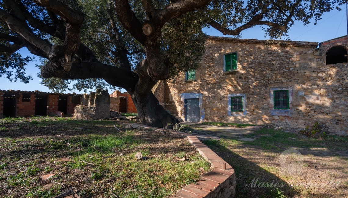 View of the façade of the farmhouse 