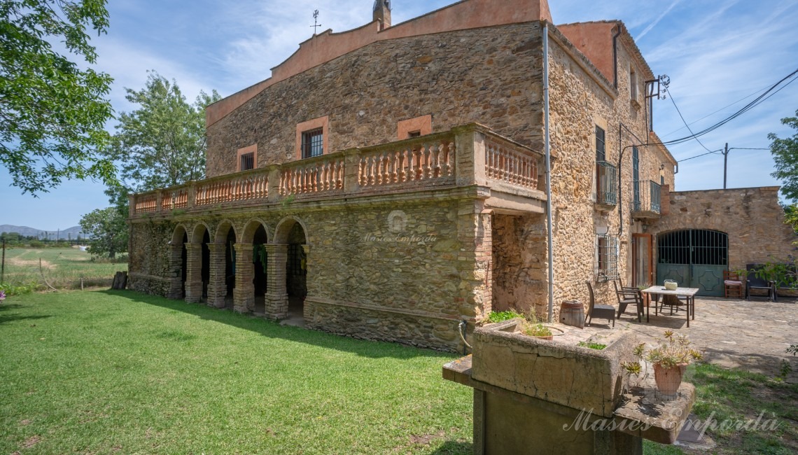 Terrace and arched porch of the west façade