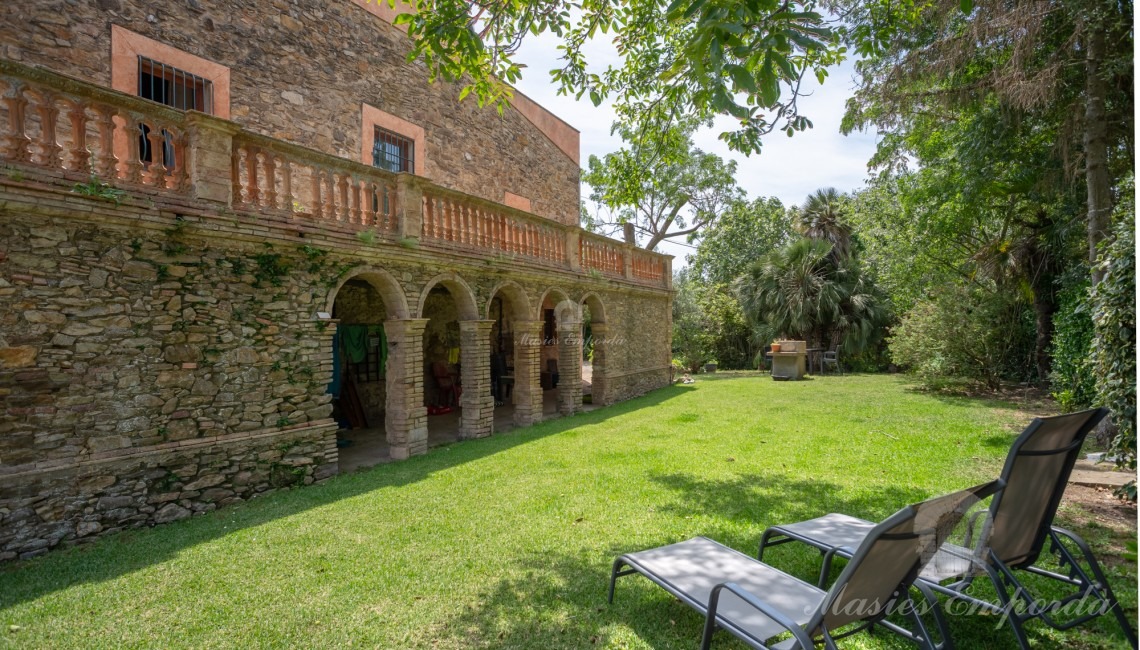 Terrace and arched porch of the west façade