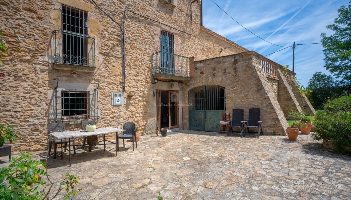 Views of the façade of the house 