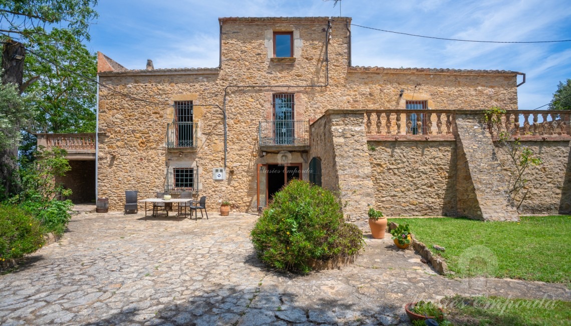 Views of the façade of the house 