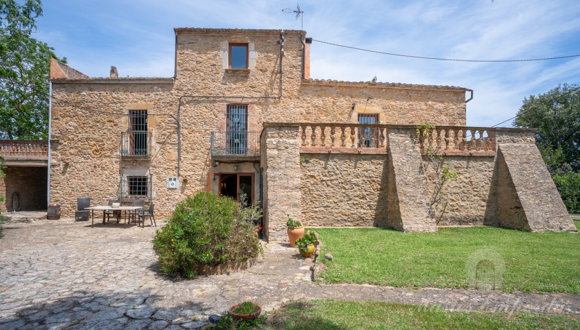 Views of the façade of the house 