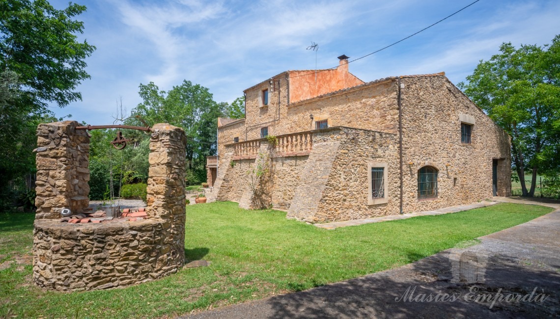 Views of the façade of the house 