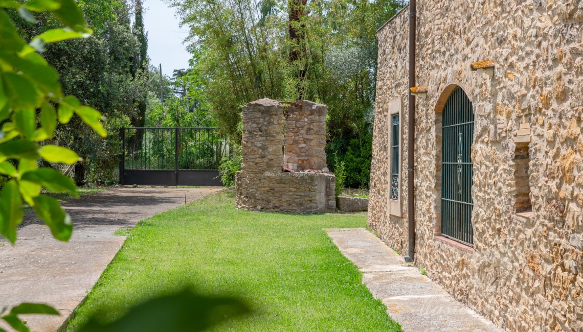 Terrace and arched porch of the west façade