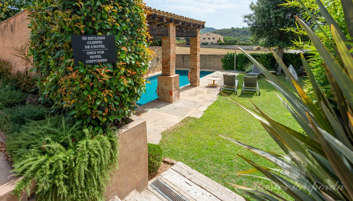 Entrance to the garden and swimming pool 