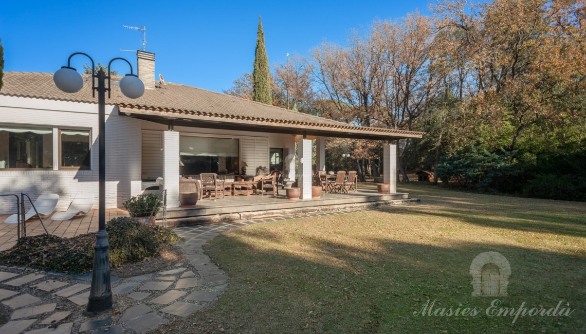 Vistas del porches de la casa y del jardín 