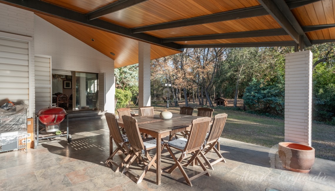 Views of the porches of the house and the garden