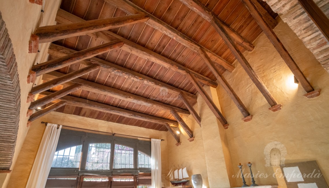 Vista de la cubierta de madera a dos alturas del salón