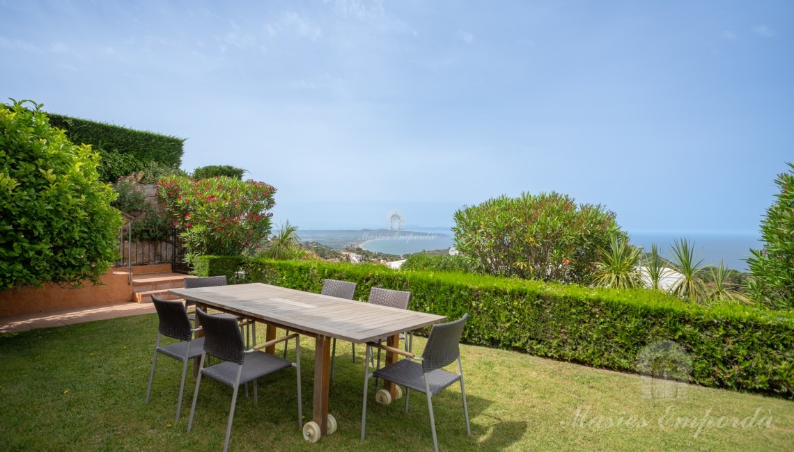 Views of the garden and ground floor flat