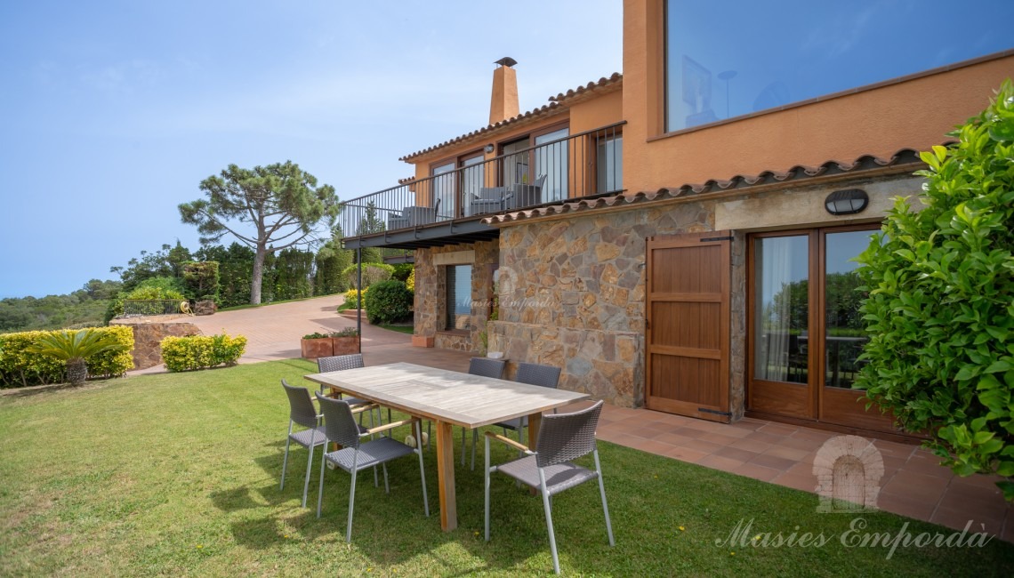 Views of the garden and ground floor flat