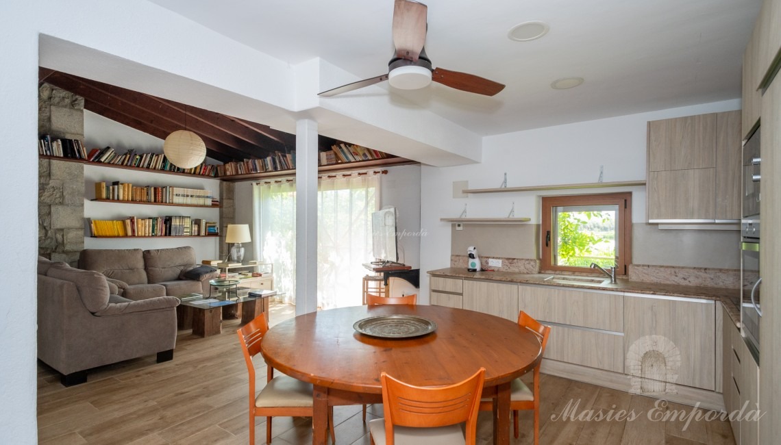 Comedor y cocina de una e las casas