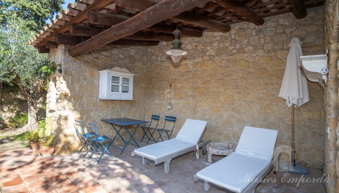 Details of the dining room next to the kitchen 