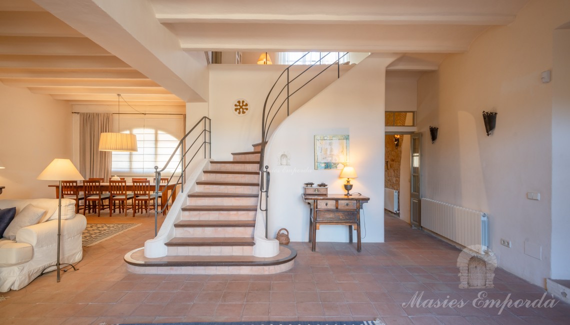 Views of the large ground floor main hall with the staircase leading to the ground floor. 