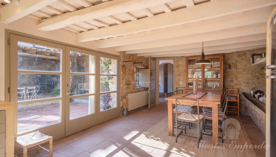 Details of the dining room next to the kitchen 