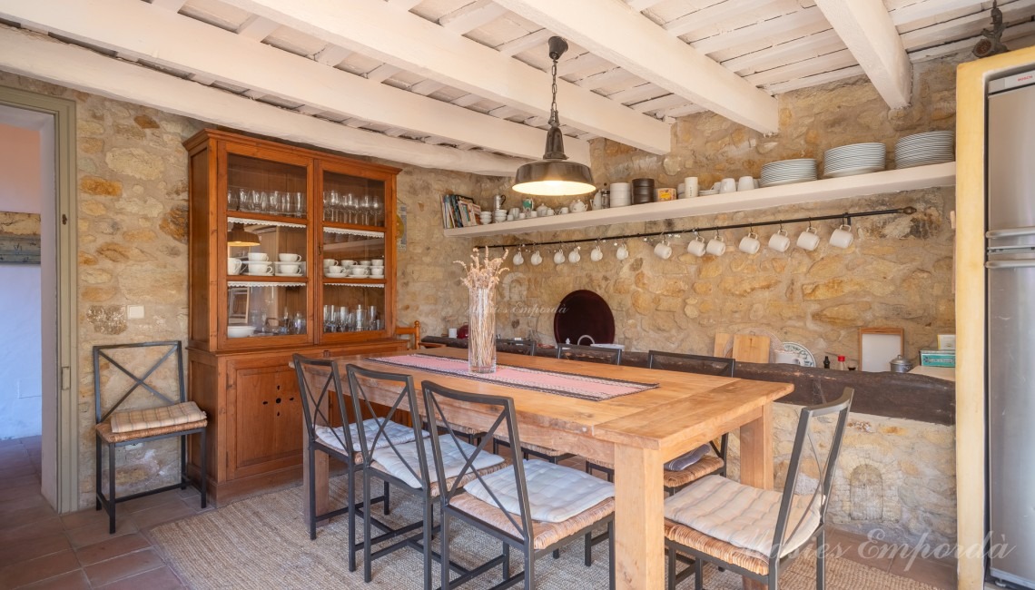 Details of the dining room next to the kitchen 