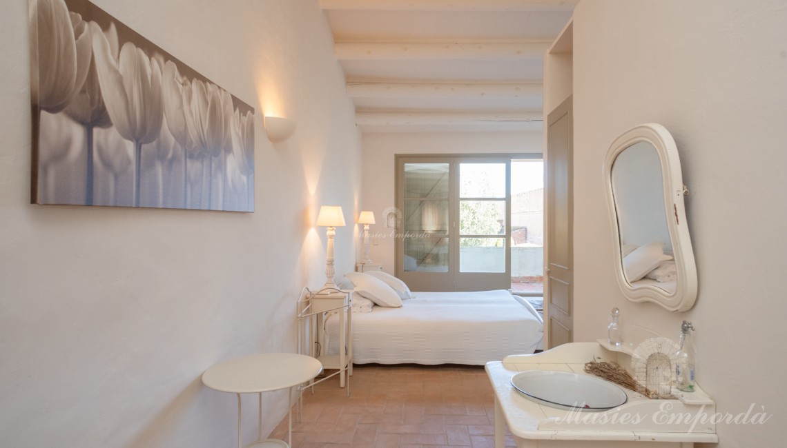 Bedroom with large windows and access to the terrace