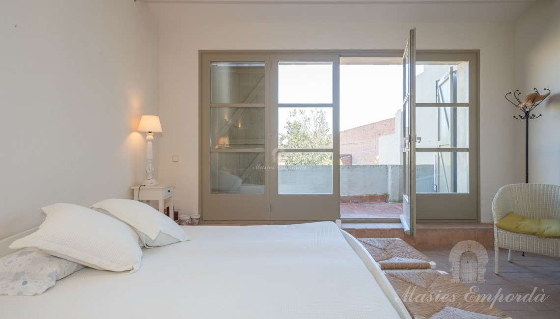 Bedroom with large windows and access to the terrace