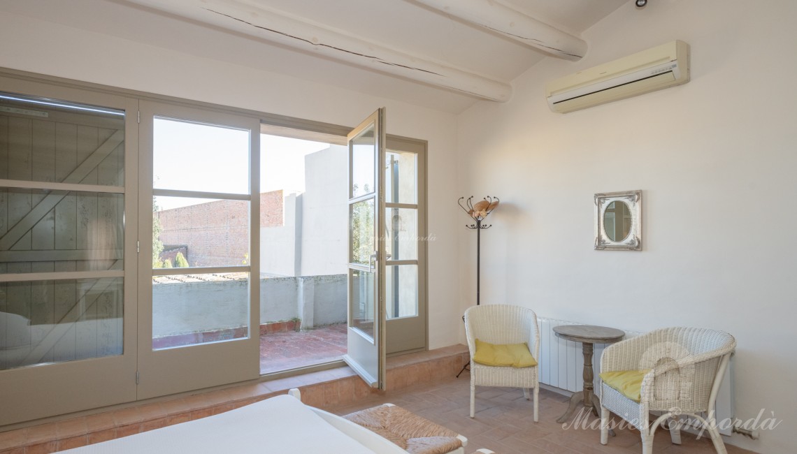 Bedroom with large windows and access to the terrace