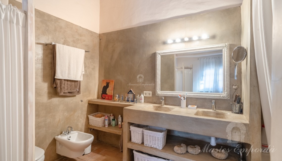 Full bathroom in one of the bedrooms 