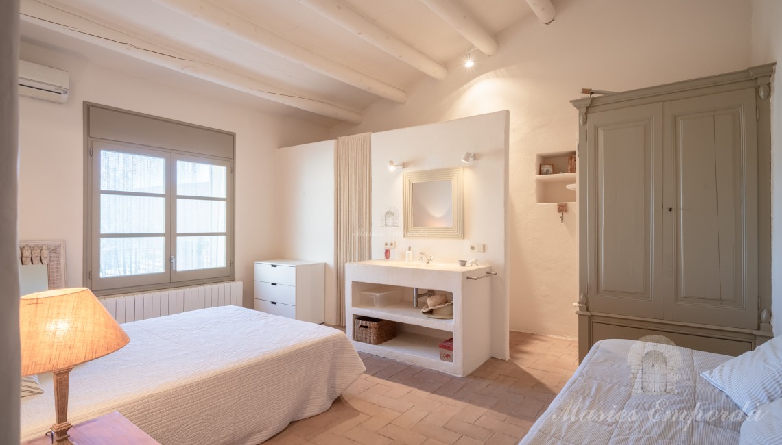 Bedroom with detail of the wooden beams on the deck. 