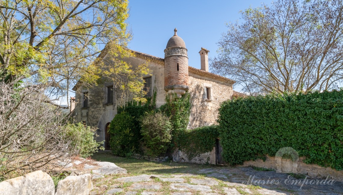 View of the farmhouse from the threshing floor 