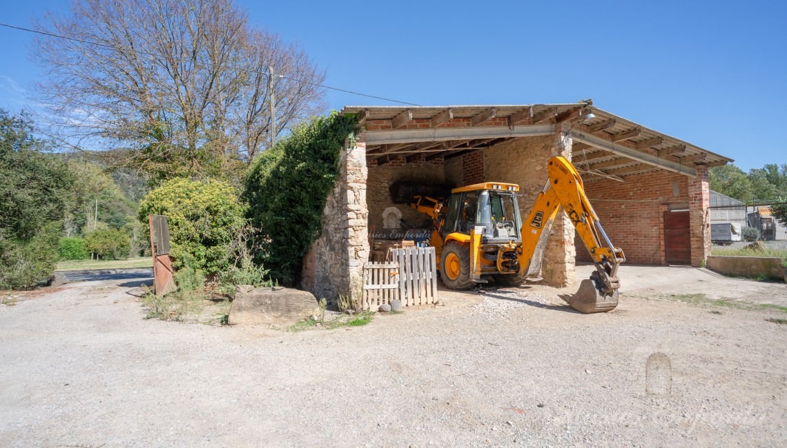 Annexes of the farmhouse, storeroom and garages. 