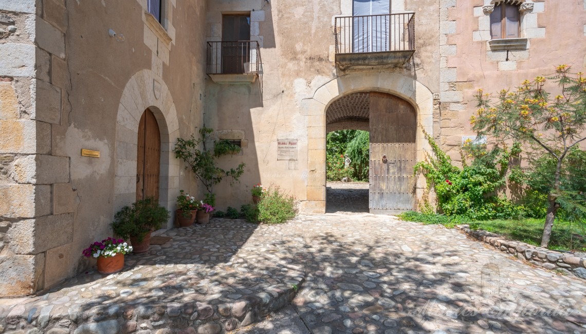 Views of the entrance to the farmhouse 