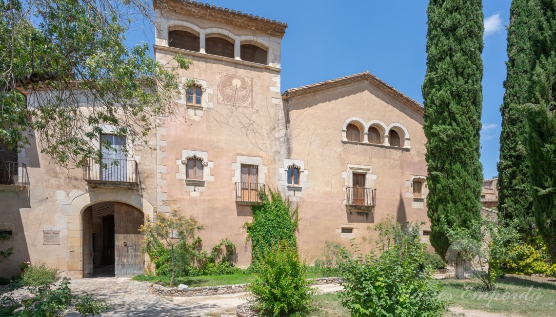 Views of the main façade of the farmhouse 