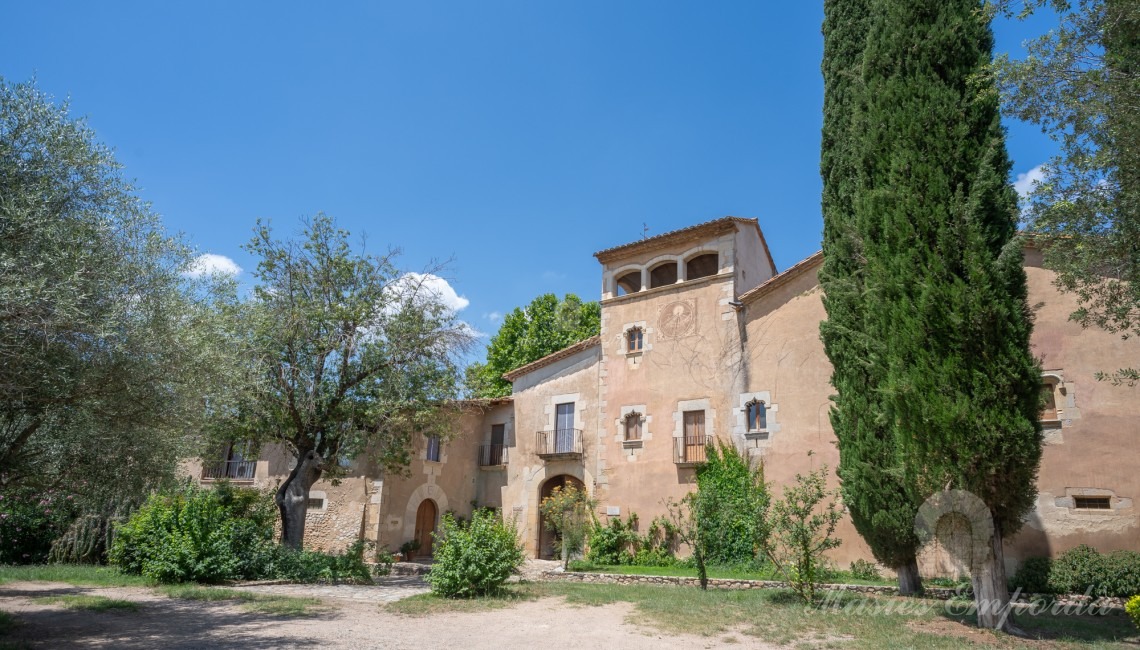 Views of the main façade of the farmhouse 