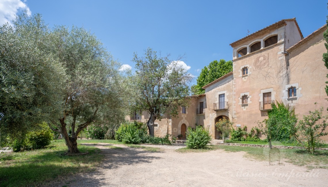 Views of the main façade of the farmhouse 