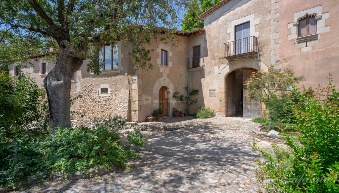 Views of the entrance to the farmhouse 