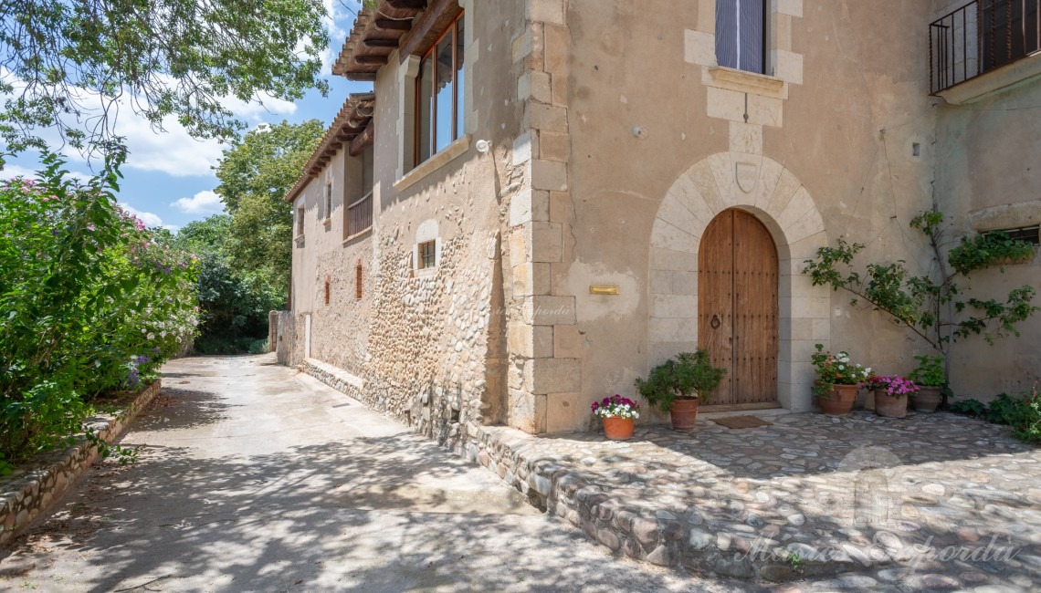 Views of the entrance to the farmhouse 